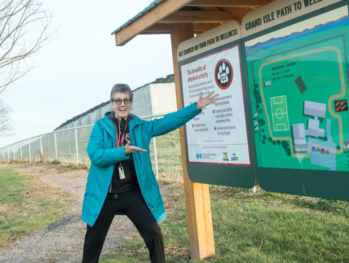 sue and trail sign